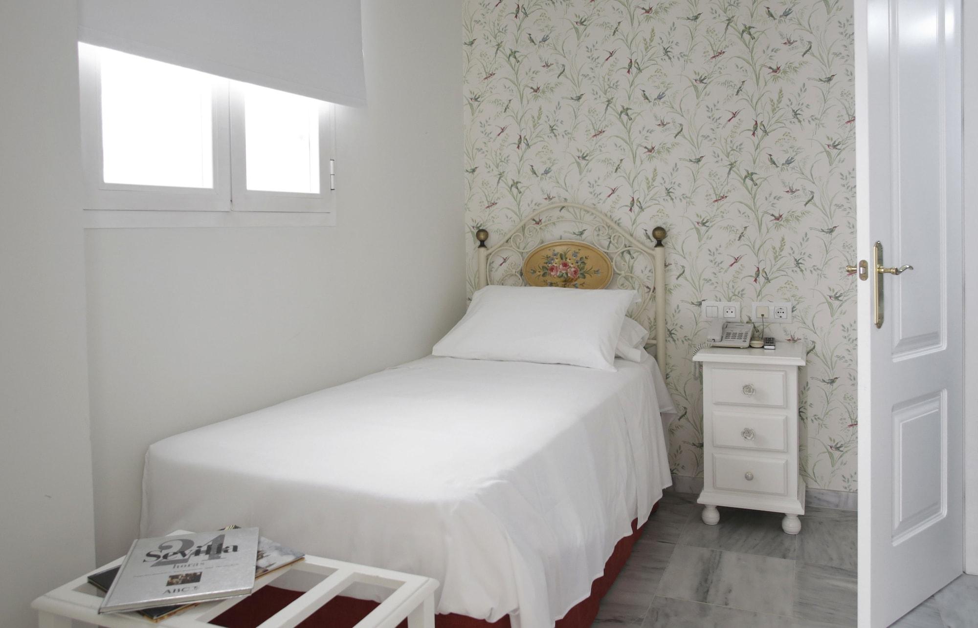 Basic Puerta De Hotel Seville