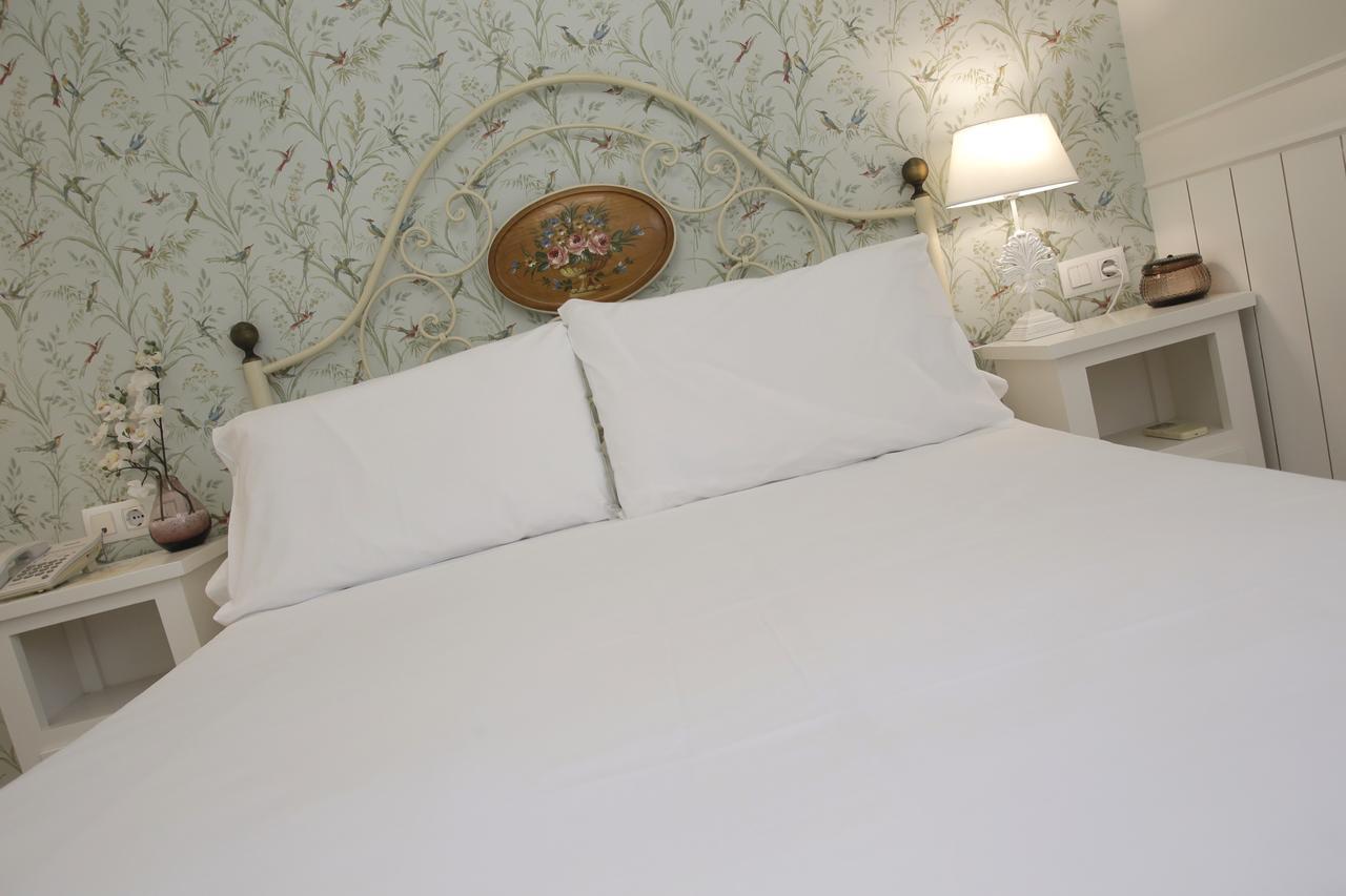 Basic Puerta De Hotel Seville